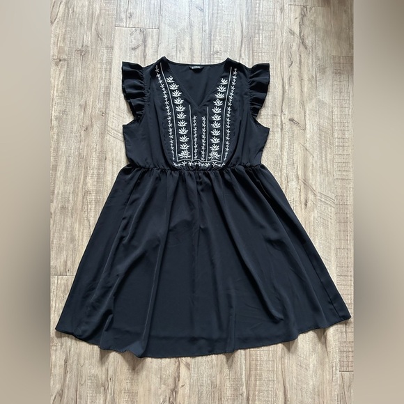 BloomChic Dresses & Skirts - BloomChic Black Dress with White Embroidery boho bohemian summer flowy flutter